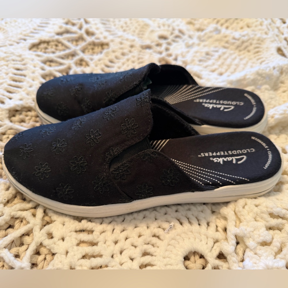 Clarks Breeze Shore Mule, Black Floral Sz 8.5 NWOT - Picture 2 of 6